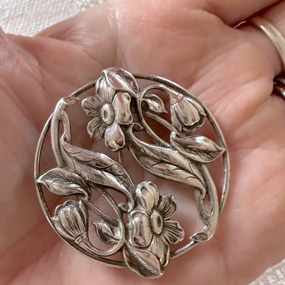 Sterling silver vintage lily brooch large round modernist floral 1 3/4” diameter - Picture 5 of 5